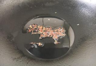用花椒炝锅，花椒煸炒出香味后将花椒捞出，留花椒油备用。