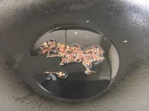 用花椒炝锅，花椒煸炒出香味后将花椒捞出，留花椒油备用。