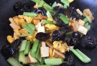 放入炒好的鸡蛋，翻炒均匀。