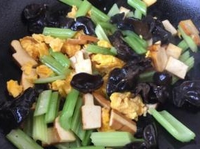 放入炒好的鸡蛋，翻炒均匀。