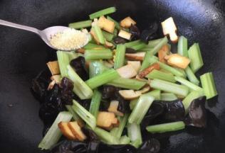 放入少许的鸡精提味。