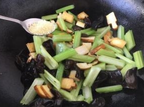 放入少许的鸡精提味。