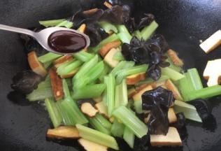 放入1勺的蚝油，翻炒均匀。