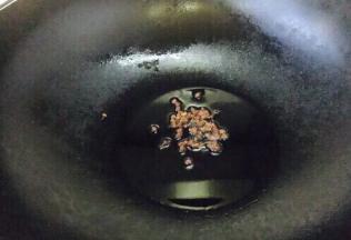 大火起锅，锅里放入凉油，放入花椒，待油温慢慢升上来，油温升到4、5成热时转小火炸制，炸制到花椒颜色稍稍变深，把花椒捞出来不要了，留花椒油，把花椒油加热到7、8成热，关火即可。我们可一次多做点花椒油，待自然晾凉后装入小瓶子里备用。