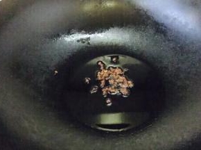 大火起锅，锅里放入凉油，放入花椒，待油温慢慢升上来，油温升到4、5成热时转小火炸制，炸制到花椒颜色稍稍变深，把花椒捞出来不要了，留花椒油，把花椒油加热到7、8成热，关火即可。我们可一次多做点花椒油，待自然晾凉后装入小瓶子里备用。