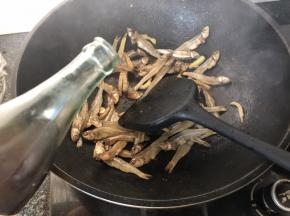 翻炒片刻加入料酒
