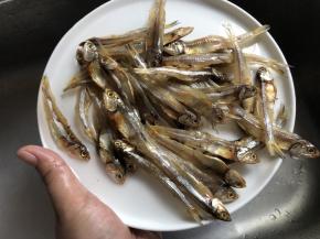 鱼干洗净浸泡一会