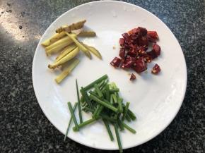 葱切段，辣椒切小个，姜切段