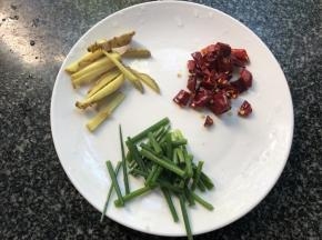 葱切段，辣椒切小个，姜切段