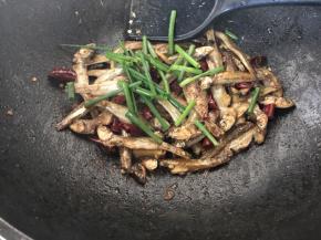 加入葱段即可出锅