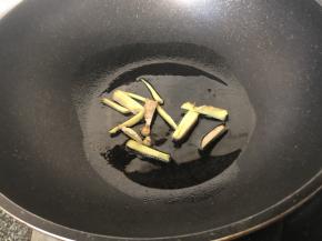 锅中热油，爆香姜段