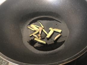 锅中热油，爆香姜段