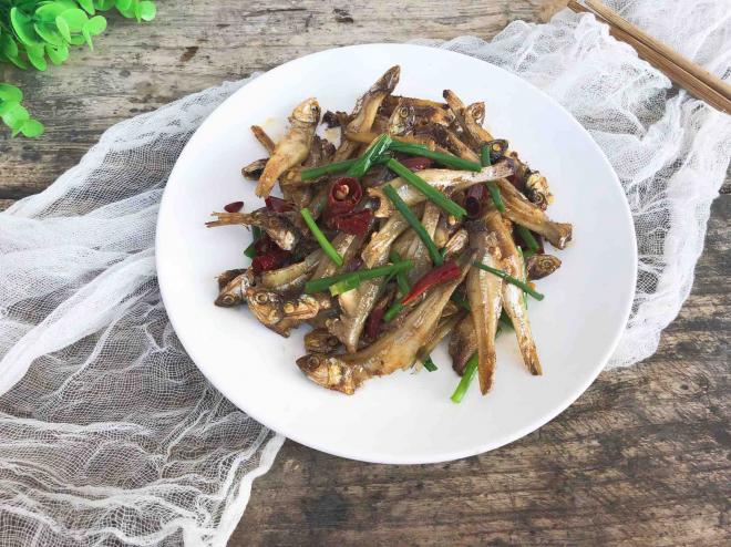 辣炒小鱼干