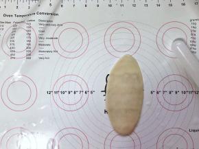 6、取一个擀成椭圆形。