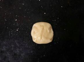 11、取一份两端捏向中间。