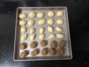 3、把水油皮、油酥分成10等份，肉松中加入蛋黄酱拌匀也分成10等份，揉成小球放入盘中备好。