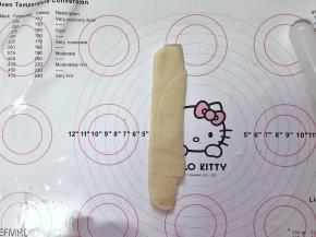 9、再取一份第二次擀成椭圆形，自下而上卷起。