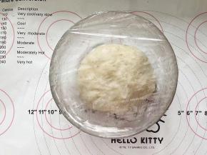 1、把水油皮的所有材料称量好倒入盆中，快速搅拌成面团，盖上保鲜膜备用。