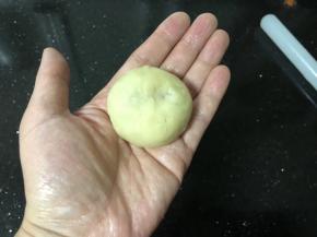 13、包起来，揉圆。