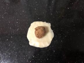 12、擀成圆皮，放入一个肉松馅儿。