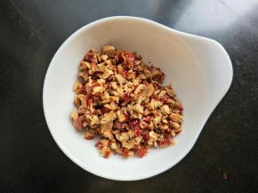 红枣去核切碎。