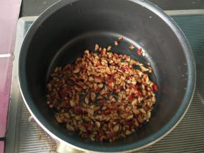 锅内放清水，倒入红枣，小火煮软红枣。