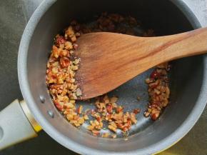 水煮干后，用勺将红枣压成枣泥。