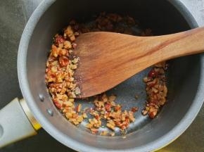 水煮干后，用勺将红枣压成枣泥。