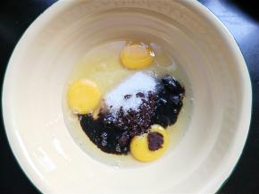 倒入白糖和红糖。