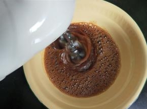 用打蛋器高速打发。