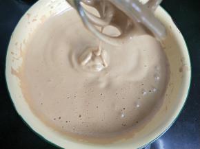 提起打蛋器，蛋液有纹路且不容易消失，蛋液就打好了。