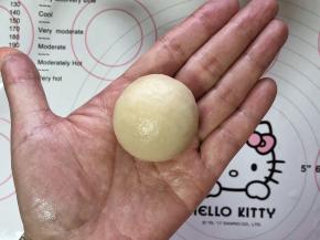 5、揉成光滑的圆球码入盘中。