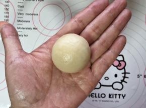 5、揉成光滑的圆球码入盘中。
