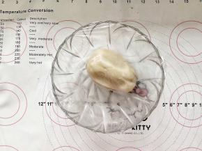2、把油酥的材料倒入小盆中搅拌均匀，盖上保鲜膜放入冰箱冷藏备用。