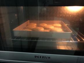 16、烤箱预热至150度后放入烤盘，上下火中下层烤25分钟后立即取出。