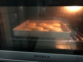 16、烤箱预热至150度后放入烤盘，上下火中下层烤25分钟后立即取出。