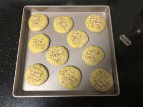 15、撒上白芝麻，用锋利的刀子划几刀