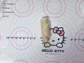 7、自下而上卷起。