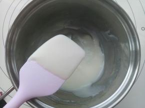 把汤种材料放入小奶锅里搅拌均匀，开最小火加热，这期间用手动打蛋器不停地快速搅拌，出现纹路马上关火。 把做好的汤种晾凉(也可以提前一到二天准备好，密封放冰箱冷藏保存) 。 