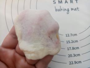 把汤种和主面团除黄油以外的其它材料放入厨师机里揉。揉到能拉出这样的膜。 