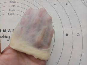 直到揉出这样有韧性的薄膜。 