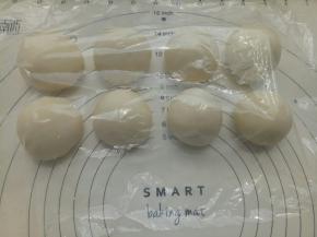 把面团平均分成8份，揉圆盖保鲜膜松弛20分钟。