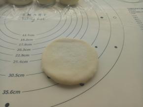 取一份面团擀开一点。