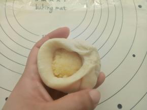 包入椰蓉陷。收好口。（椰蓉陷制作方法见小贴士）