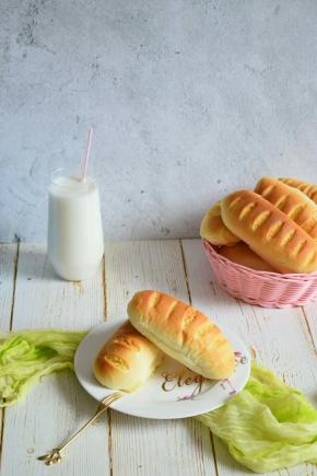 烤箱180度预热好后放入中层烤20分钟。