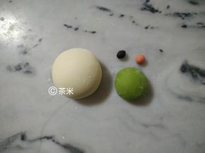 主材料拌匀，揉成光滑面团。
分出140克白面团，
竹炭粉和红曲粉分别是一丢丢，
剩下的揉入菠菜粉。
分别静置十分钟。