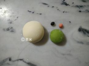 主材料拌匀，揉成光滑面团。
分出140克白面团，
竹炭粉和红曲粉分别是一丢丢，
剩下的揉入菠菜粉。
分别静置十分钟。