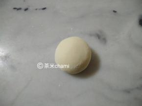 把白面团，平均分成4个，每个35克。
排好气，揉圆。