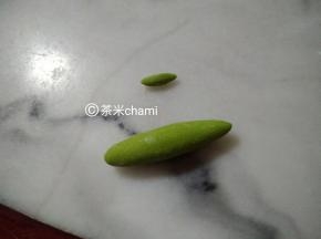 绿面团，平均分成4个，每个9克。
小的绿面团4个，如图。