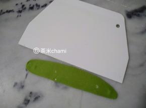 把大的绿面团，擀成如图一样。